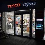 Dominant With Free Parking For Preregistered Drivers & Garage With Cctv Guest house