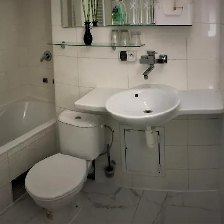 Hostel Dominant With Free Parking For Preregistered Drivers & Garage With Cctv *