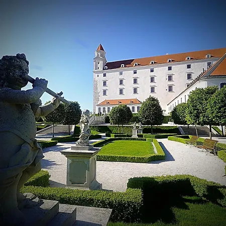 Auberge de jeunesse Dominant With Free Parking For Preregistered Drivers & Garage With Cctv
