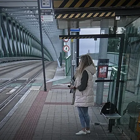 بيت ضيافة Dominant With Free Parking For Preregistered Drivers & Garage With Cctv براتسيلافا