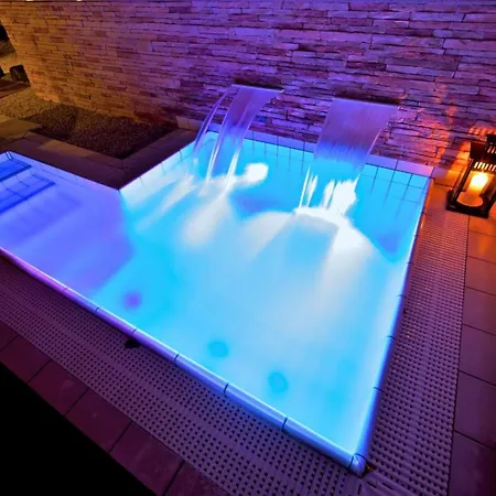 Hostel Dominant With Free Parking For Preregistered Drivers & Garage With Cctv Pressburg