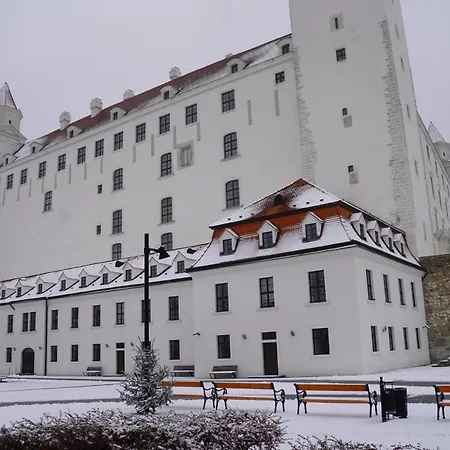 Dominant With Free Parking For Preregistered Drivers & Garage With Cctv Maison d'hôtes