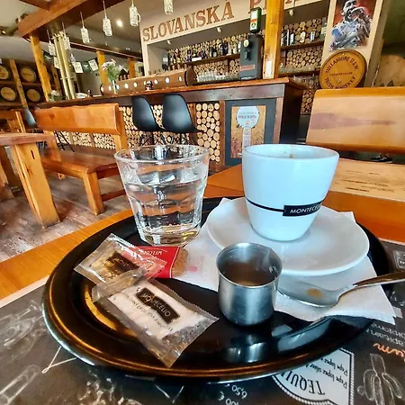 Hostel Dominant With Free Parking For Preregistered Drivers & Garage With Cctv Pressburg