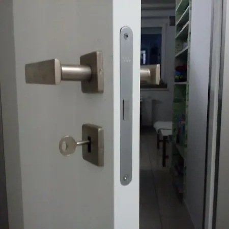 ゲストハウス Dominant With Free Parking For Preregistered Drivers & Garage With Cctv 3*