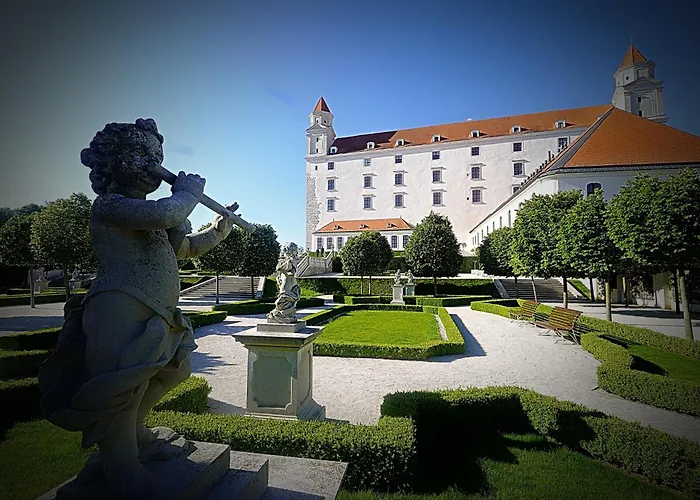 Vendégház Dominant With Free Parking For Preregistered Drivers & Garage With Cctv