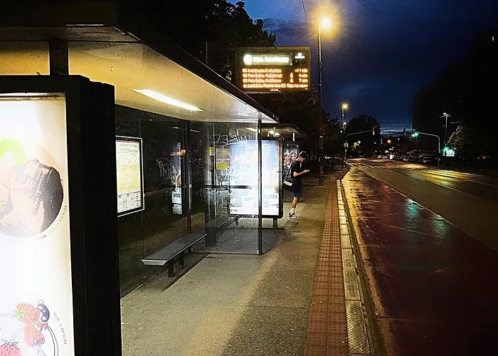 Dominant With Free Parking For Preregistered Drivers & Garage With Cctv Vendégház 3*