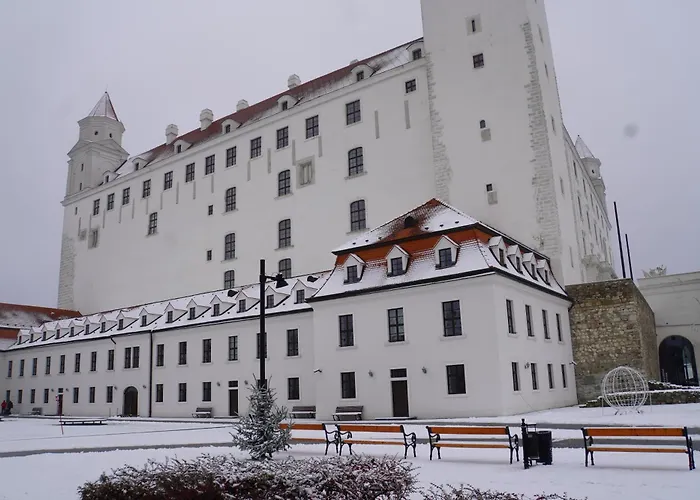 Dominant With Free Parking For Preregistered Drivers & Garage With Cctv Vendégház