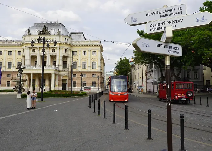 Dominant With Free Parking For Preregistered Drivers & Garage With Cctv 3* Pozsony