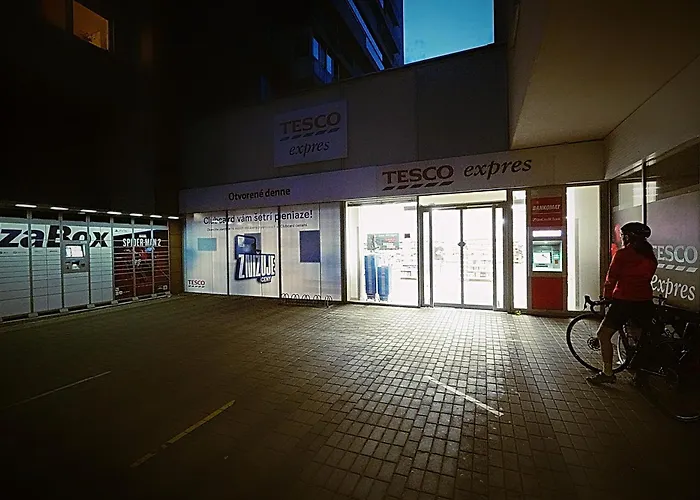 Dominant With Free Parking For Preregistered Drivers & Garage With Cctv Vendégház Pozsony