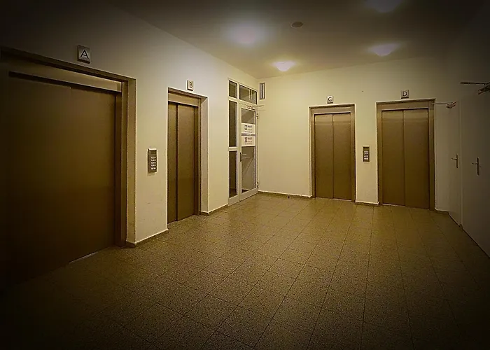 Dominant With Free Parking For Preregistered Drivers & Garage With Cctv 3* Братислава