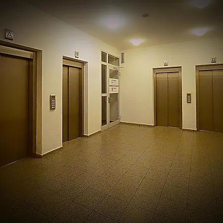 Dominant With Free Parking For Preregistered Drivers & Garage With Cctv 3* Bratislava