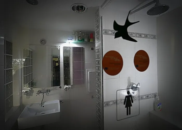 Dominant With Free Parking For Preregistered Drivers & Garage With Cctv Casa de hóspedes